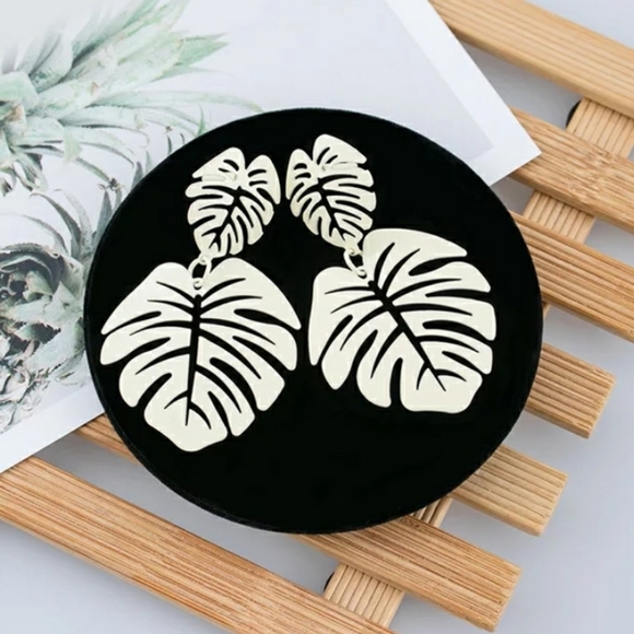 Luxe Boho Tropics Jewelry - Silver ♤ Leaf Earrings